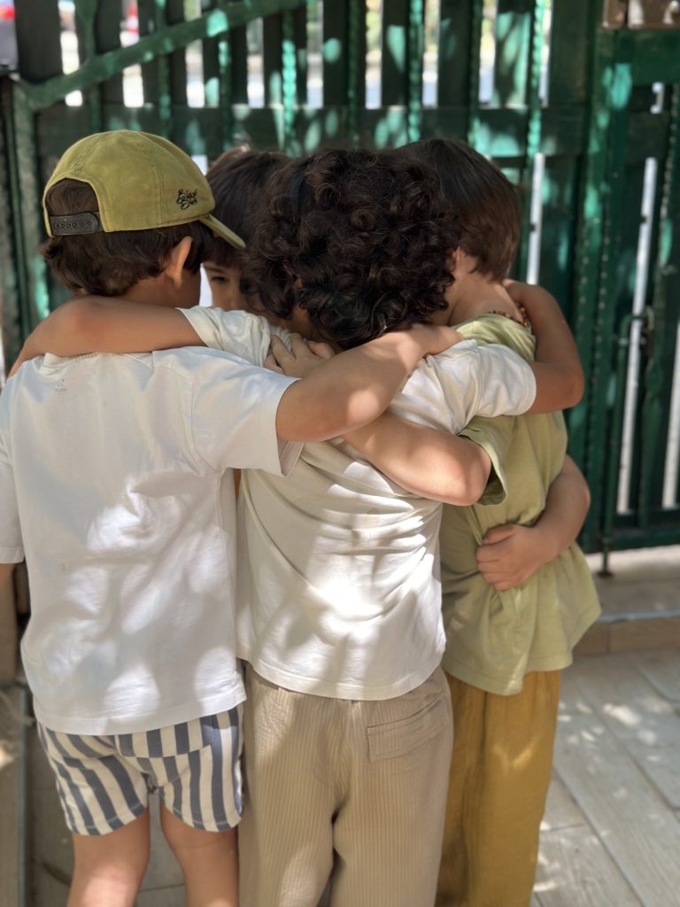 bahçede sarılan dört çocuk